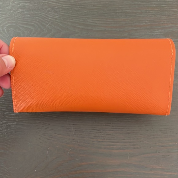 Authentic Tory Burch sun glass case. never used pristine condition! - Picture 8 of 10